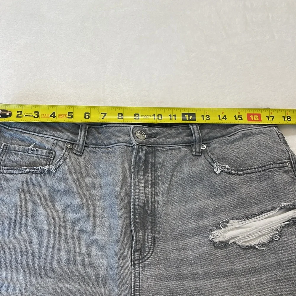 AMERICAN EAGLE WOMENS SIZE 16S Gray Distressed  MOM Jeans
